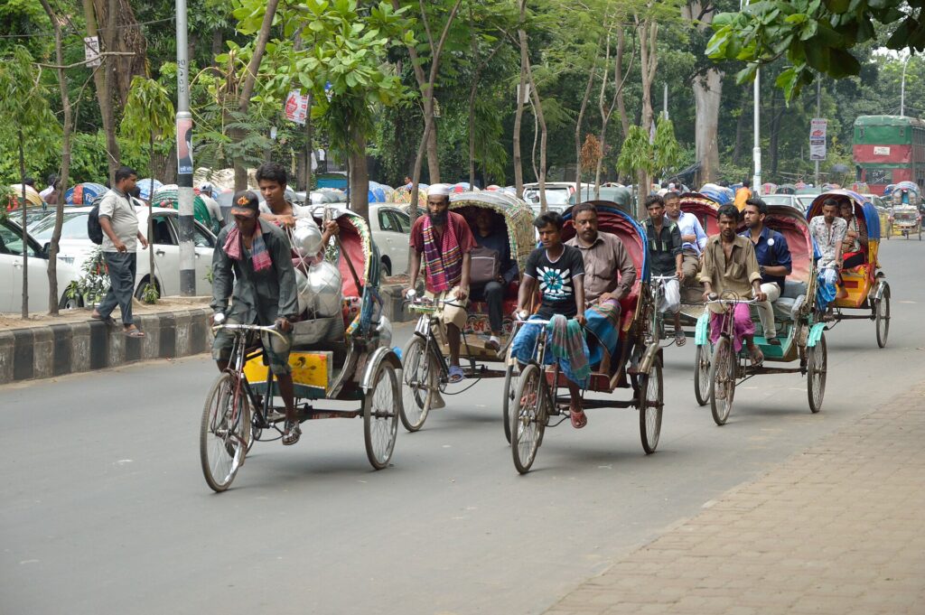 Cyclo-pousses sur High Court Street, Dhaka