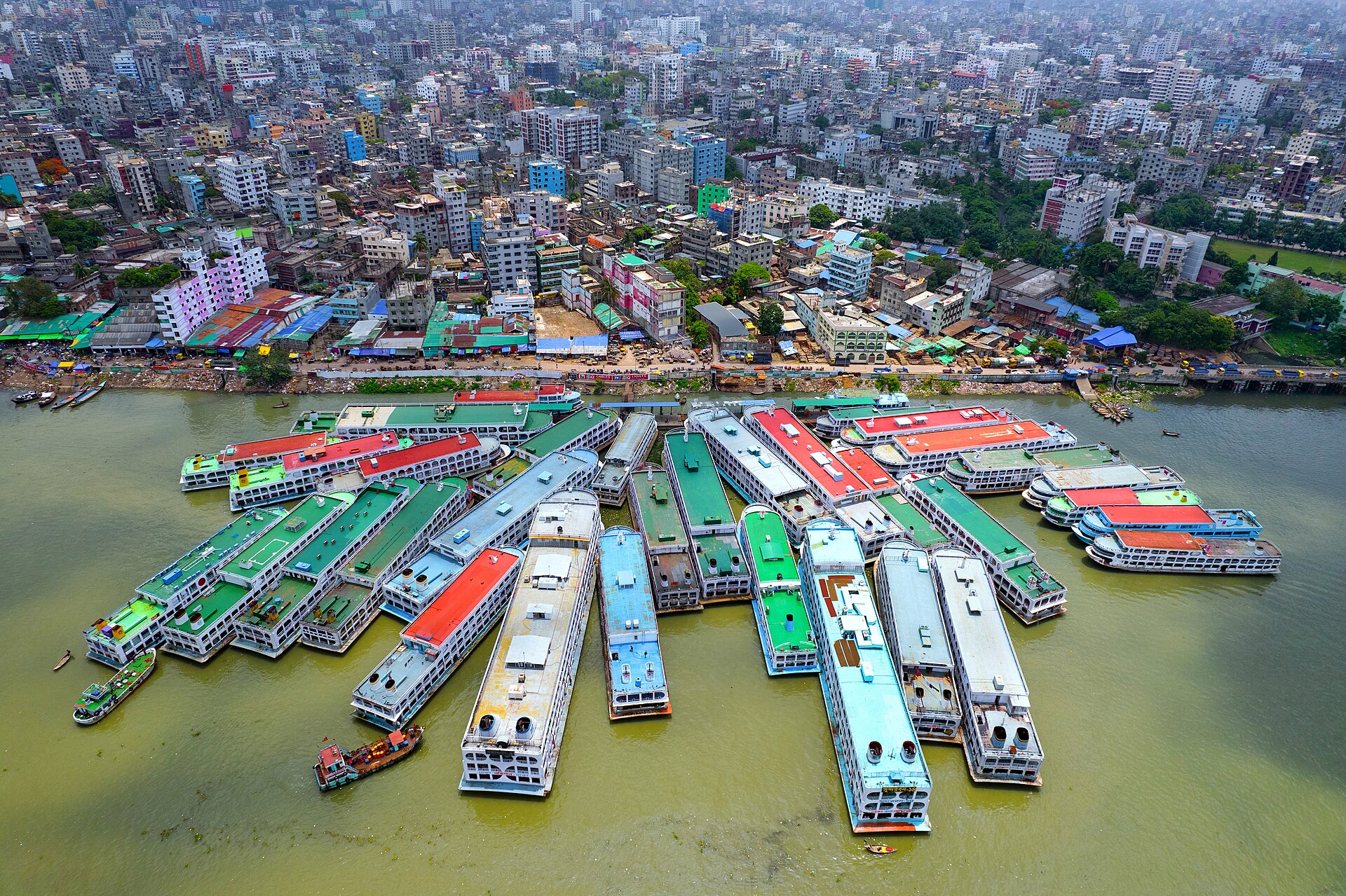 Vista aérea del puerto fluvial de Sadarghat en Dhaka, con transbordadores amarrados en el río Buriganga